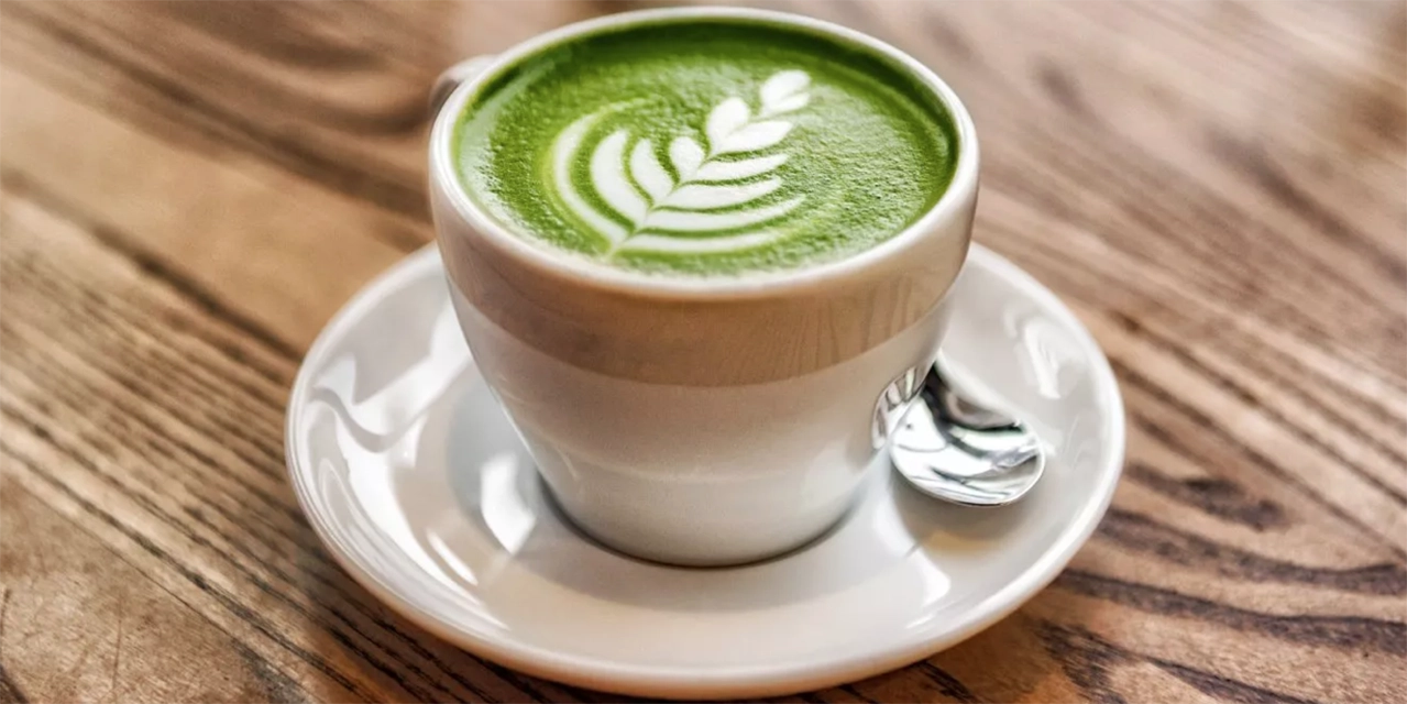 La ciencia descubre que el popular té matcha protege dientes y encías