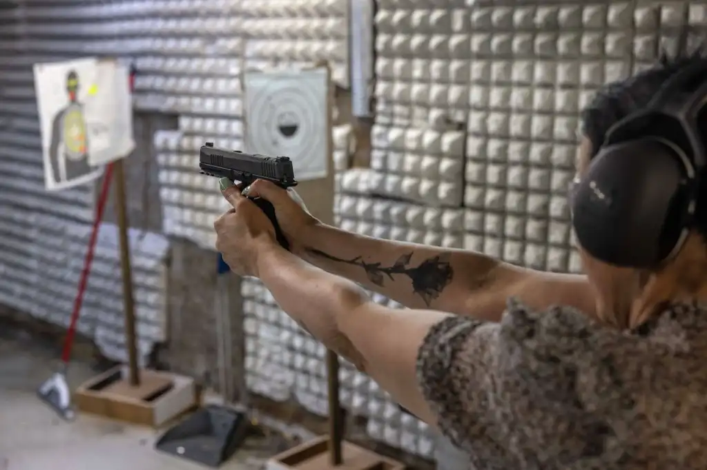 Más de 40,000 mujeres israelíes solicitan permisos de armas en medio de la guerra