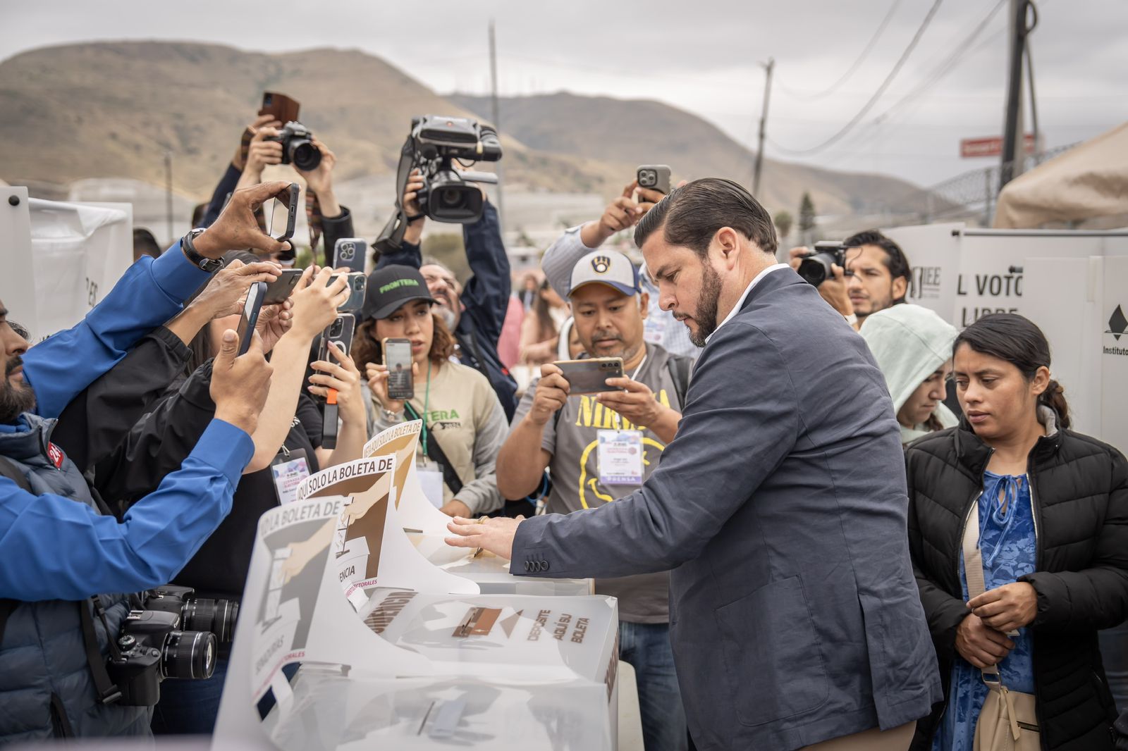Burgueño el primer candidato de Tijuana en votar; espera una jornada pacífica