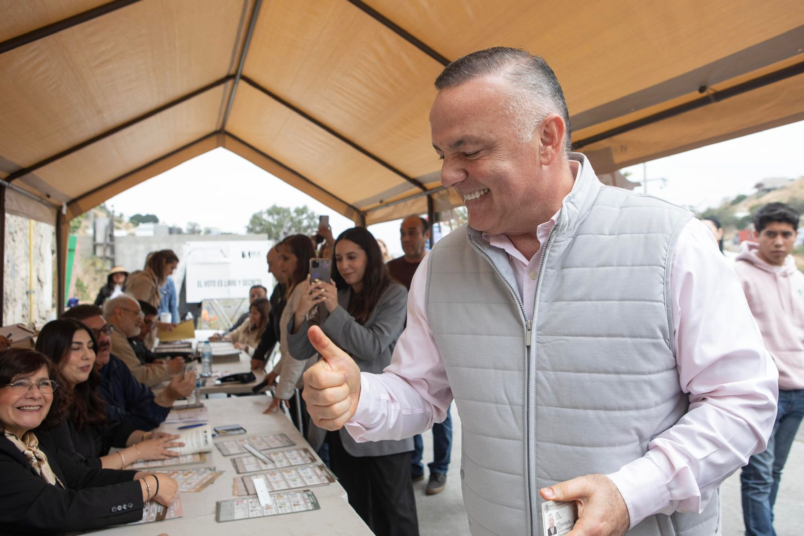 Asiste a votar el candidato que quiere pintar a Tijuana de Morado