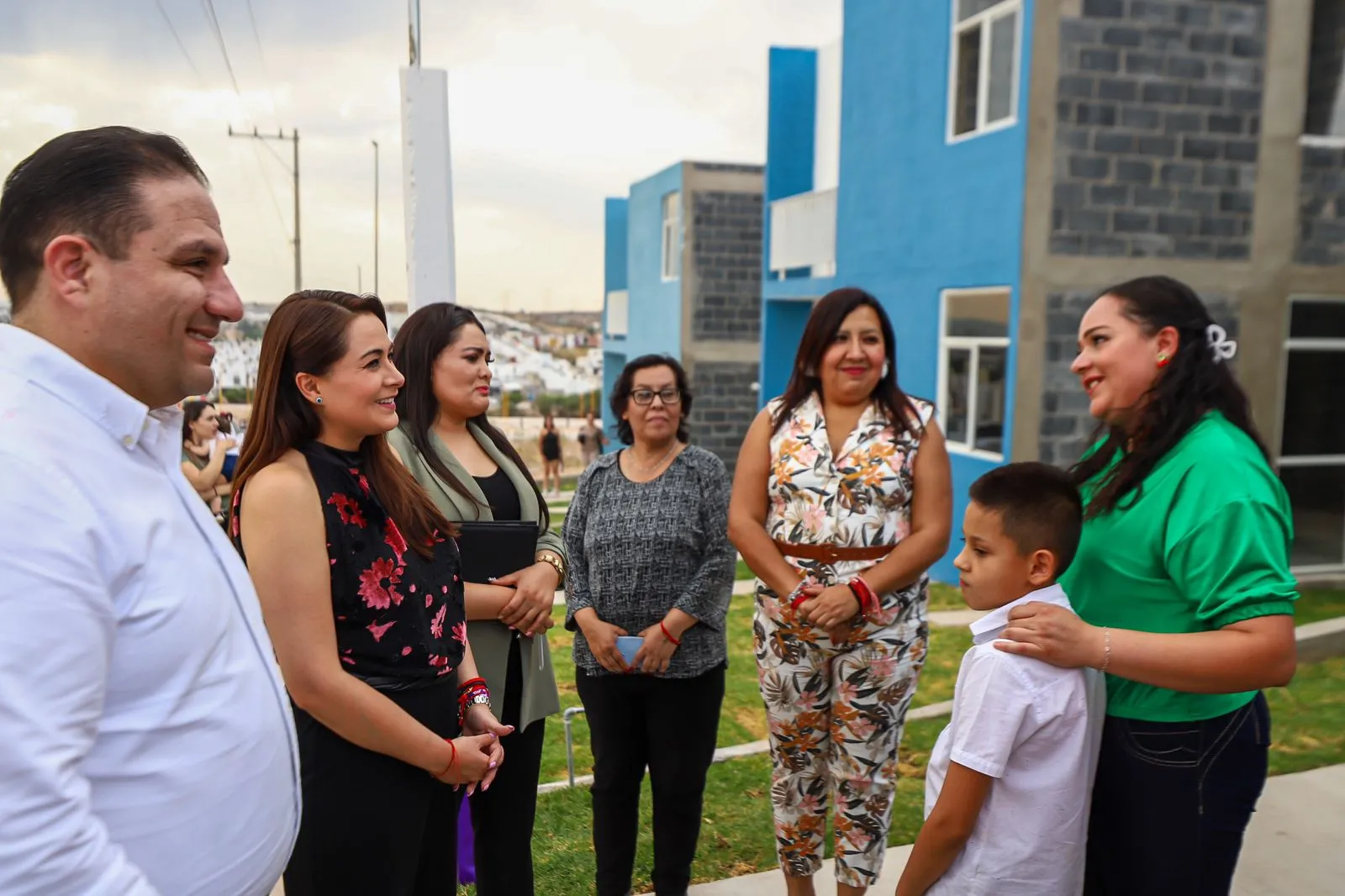 Entregan viviendas a ganadores del sorteo en el día de la familia