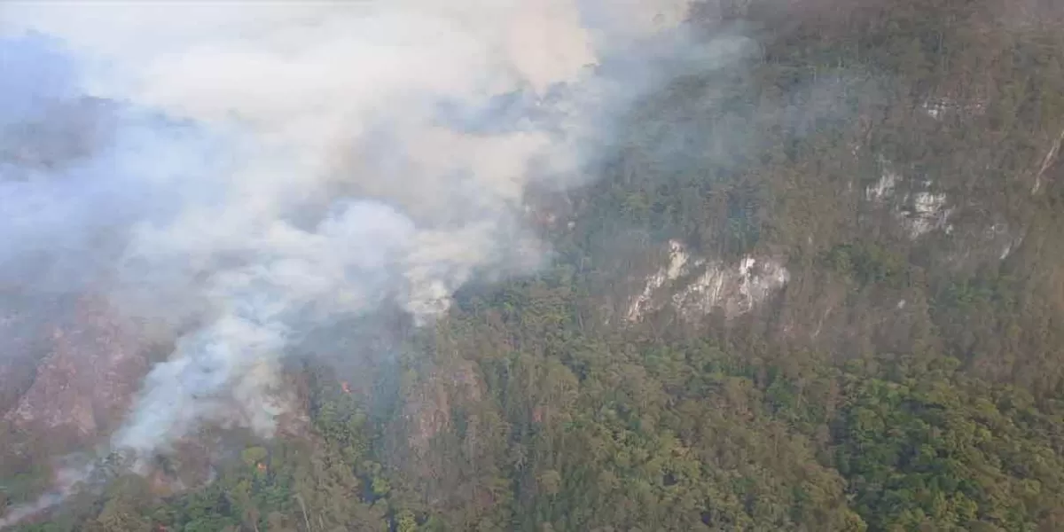 Continúa el voraz incendio en Quimixtlán
