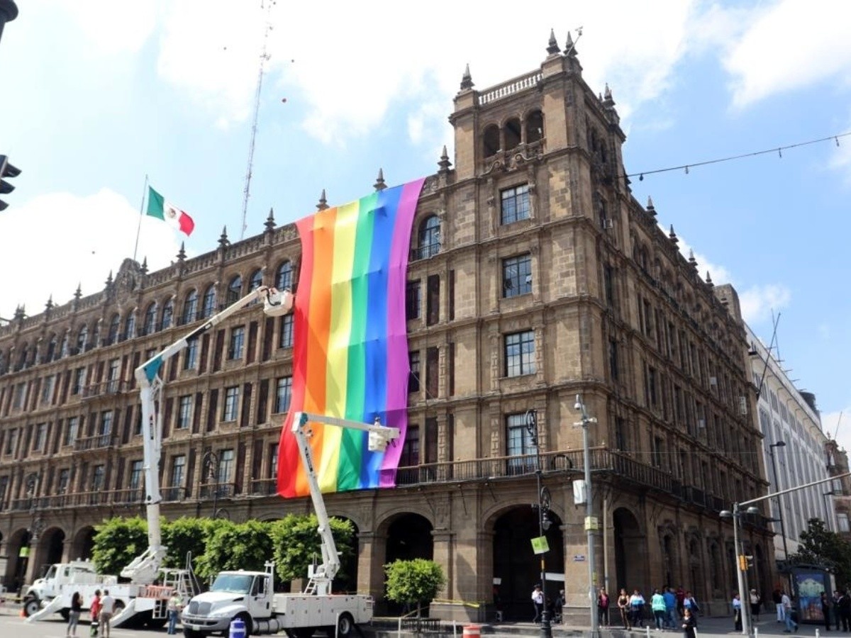 Frente Nacional por la Familia pide prohibir la bandera LGBT en edificios oficiales