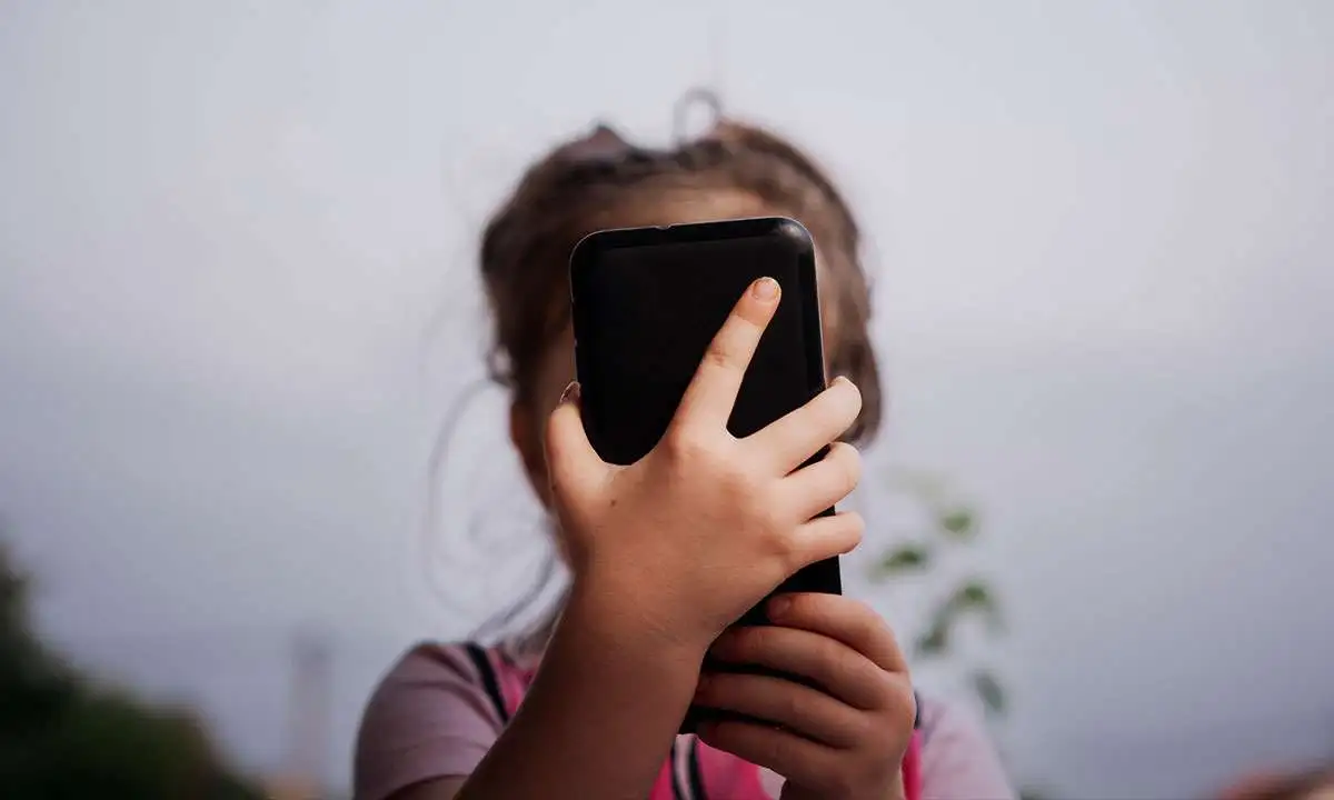 Menores de 12 años no deben tener acceso a redes sociales: C5i