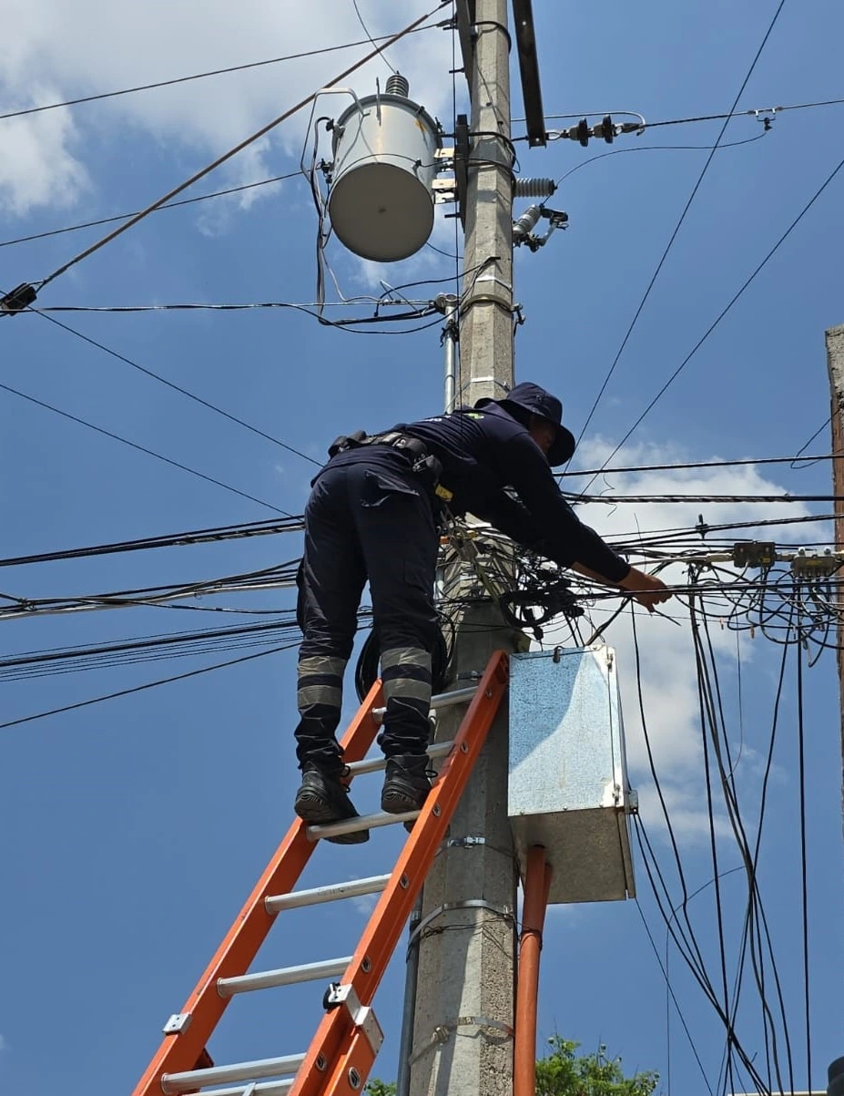 La Secretaría de Desarrollo Urbano del Municipio de Aguascalientes (Sedum), refuerza el retiro de cables en desuso en calles del centro de la ciudad como parte del operativo de limpieza y mantenimiento de cables de telecomunicaciones. Con apoyo de la Dirección de Movilidad de la Secretaría de Seguridad Pública, llevarán a cabo cierres parciales a la circulación en algunos carriles en calles, así como abanderamientos en diversos cruceros, para llevar a cabo los trabajos. La dependencia municipal informó que a partir de este domingo 14 de junio, personal de la Sedum trabajará en las calles: 5 de Mayo hasta Av. Independencia, Benjamín de la Mora, José María Morelos y Pavón, Condell, Jesús Terán, Jesús María, Jesús Bernal, Guzmán, Benito Juárez y José María Arteaga. Por lo anterior, se contará con una unidad de la Policía Vial en cada uno de los puntos donde se encuentren realizando las maniobras de retiro de cables en desuso. Se pide a la ciudadanía y conductores tomar las debidas precauciones al circular por la zona para evitar riesgos o algún percance vial. El operativo de limpieza y mantenimiento de cables de telecomunicaciones consiste en retirar aquellos que están en desuso, para lograr un conjunto visual más agradable y armonioso.