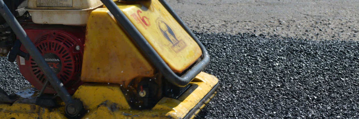 Municipio apoya a la federación con bacheo en carreteras