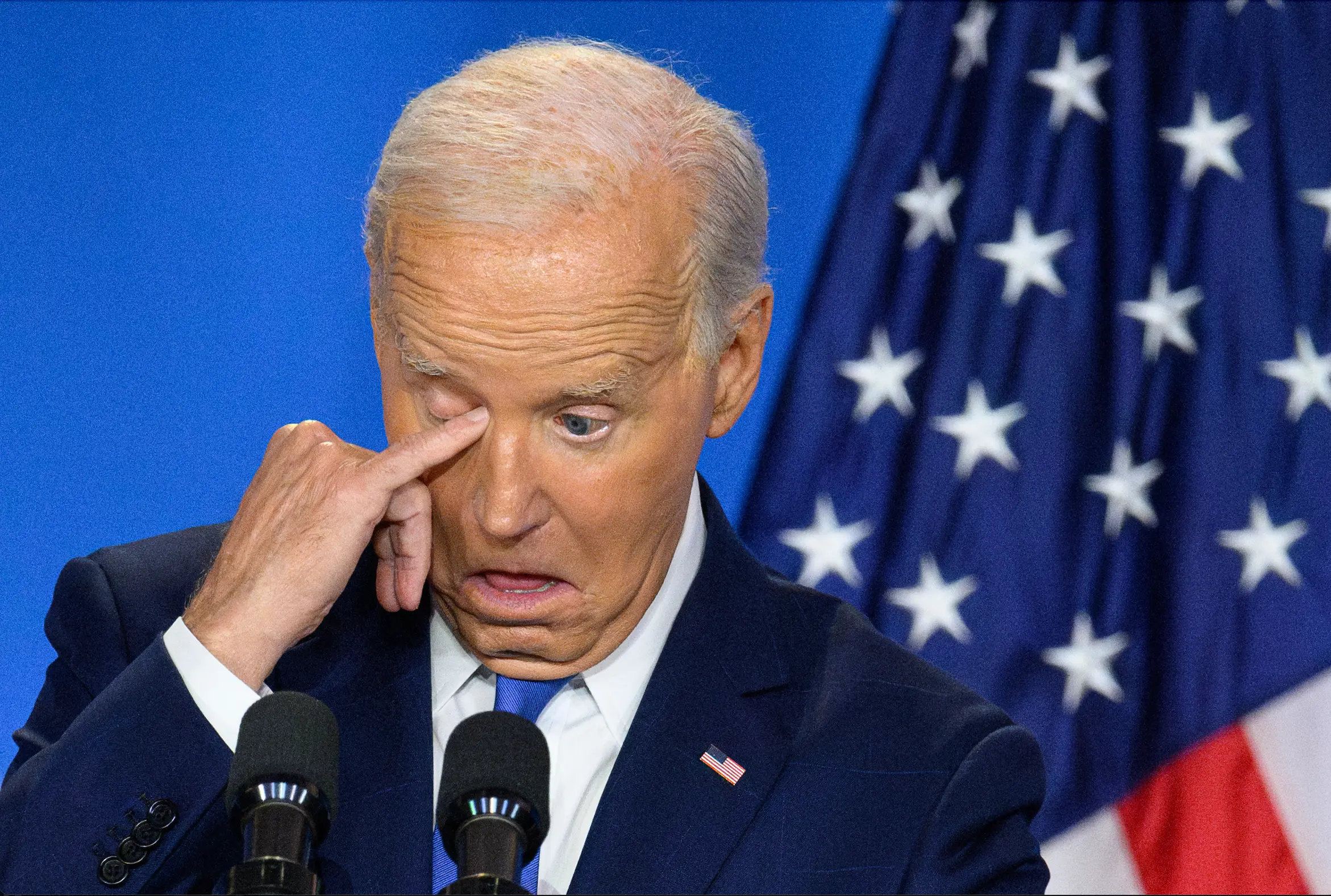 Los yerros y titubeos hunden al presidente Biden