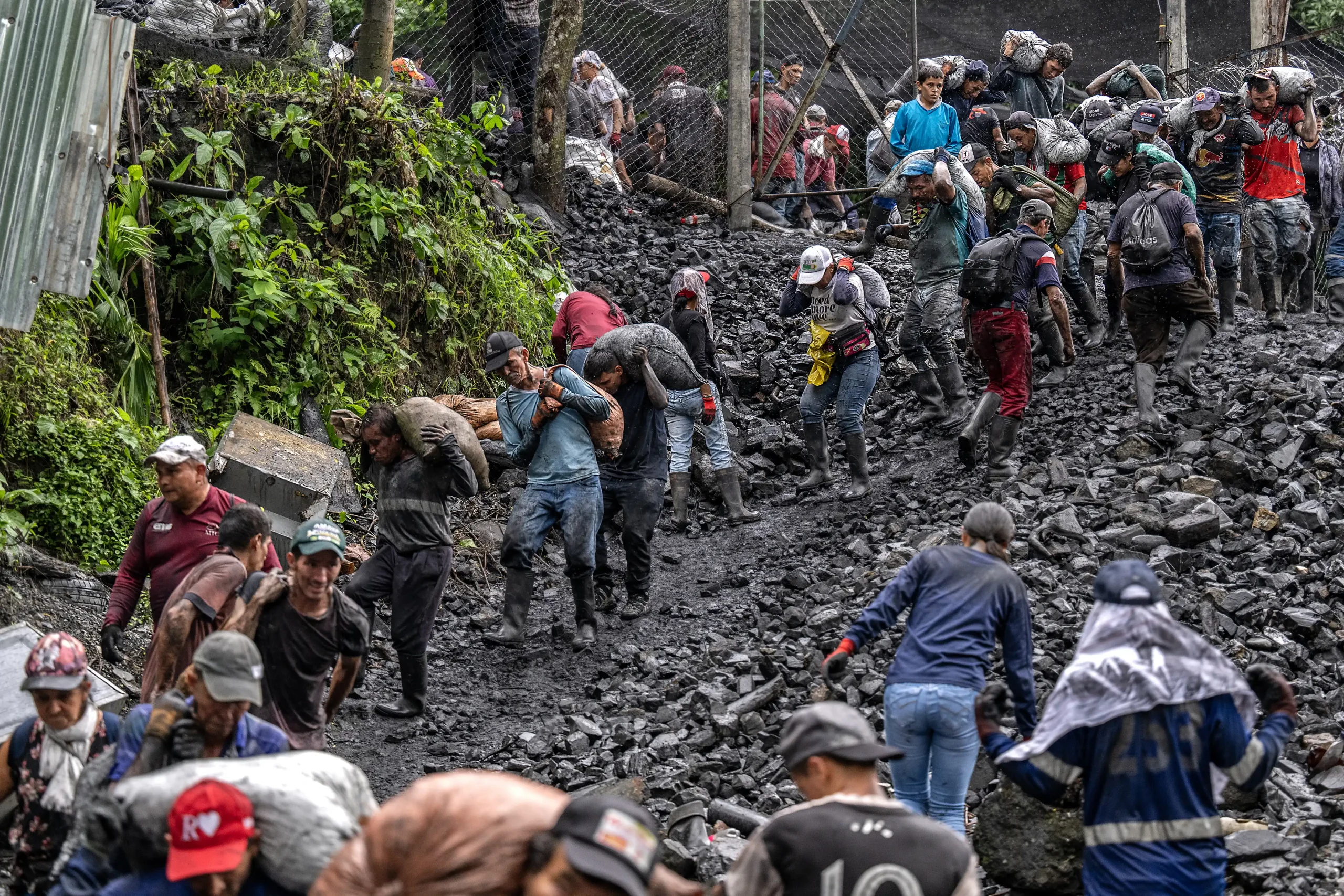 &#8216;La voladora&#8217;, una jaula de desechos de esmeraldas que da esperanza a mineros pobres