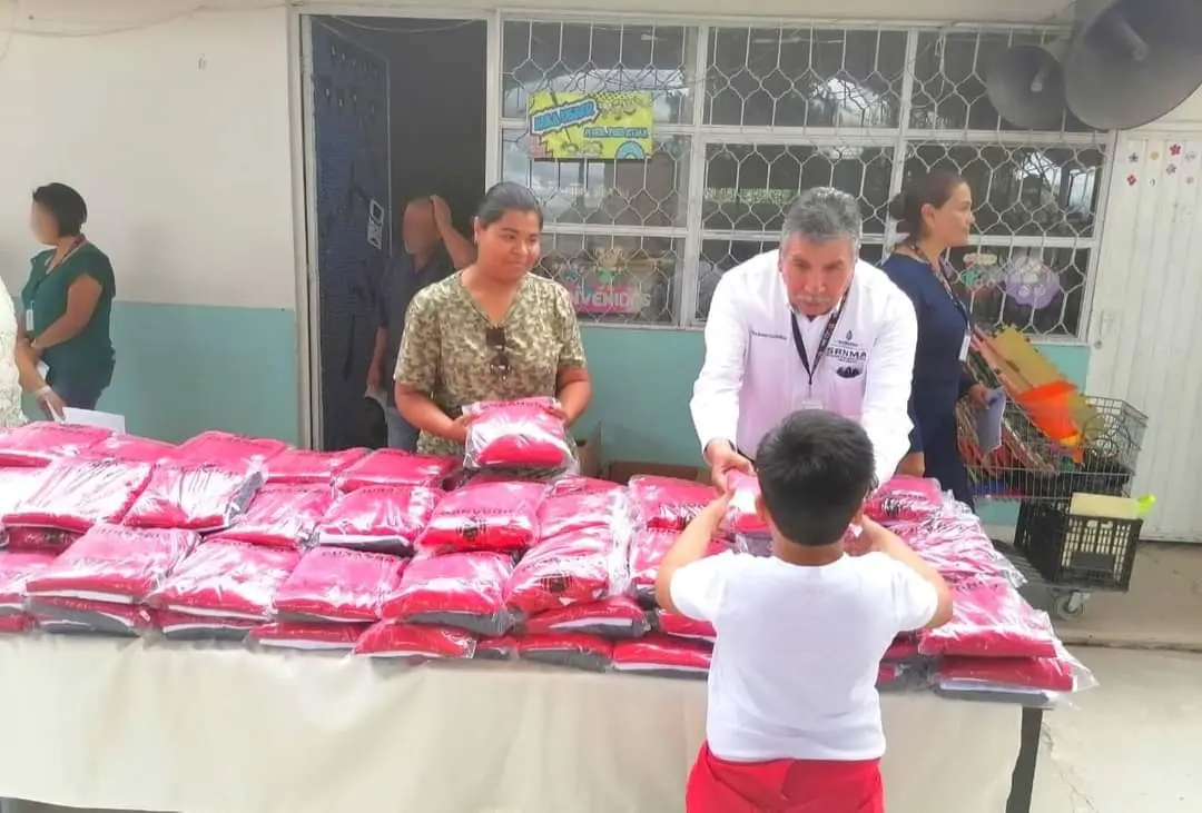 Entrega de uniformes escolares