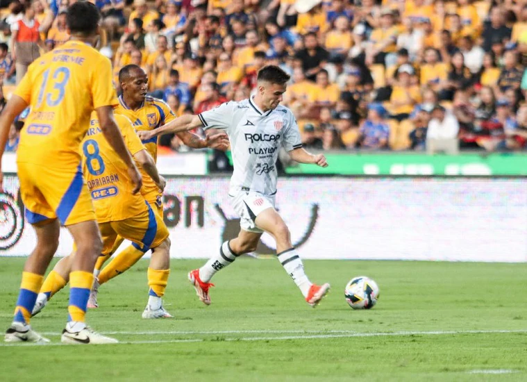 Con penal dudoso, Tigres vence a Necaxa en el primer partido de la temporada