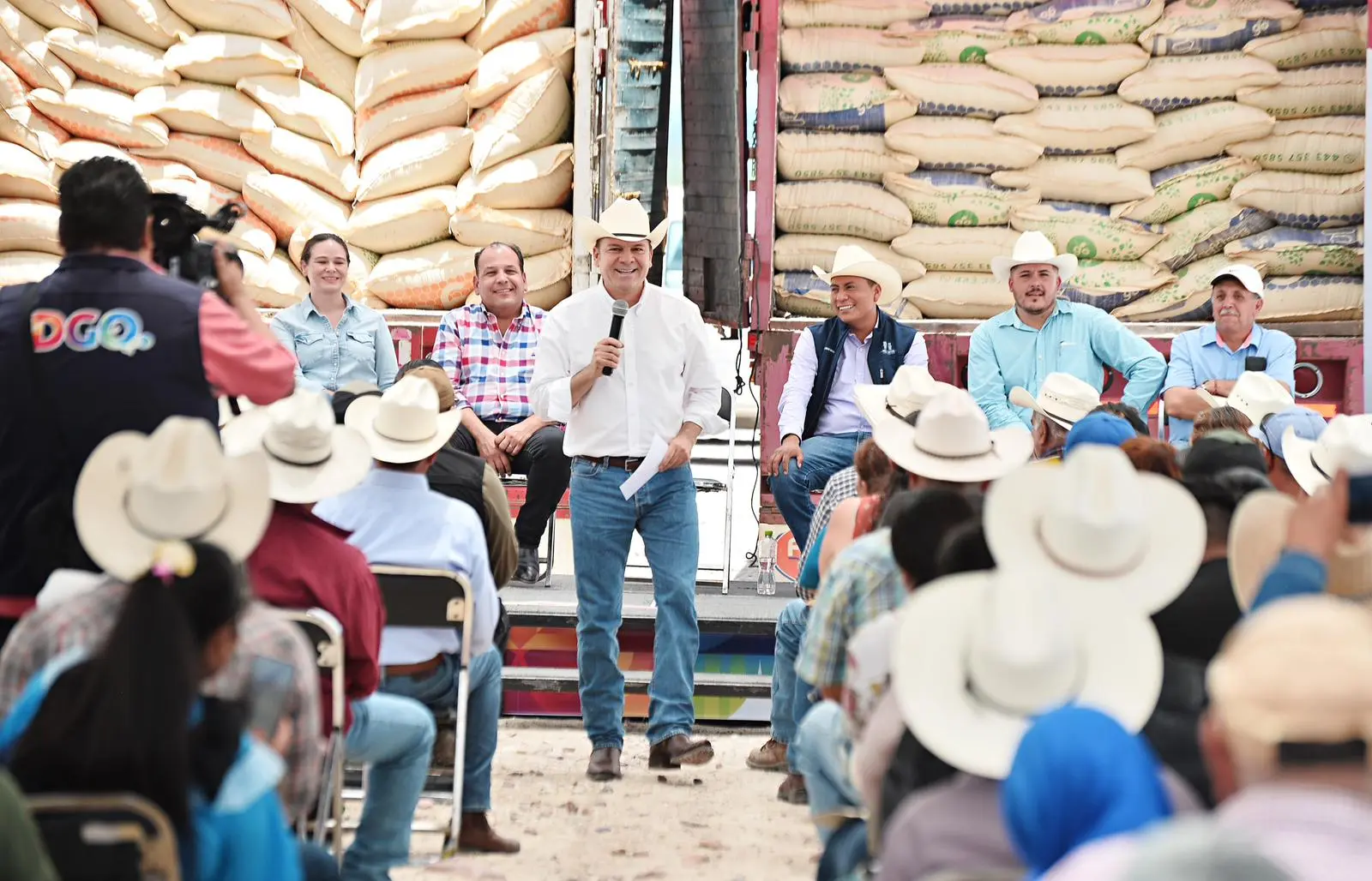 Arranca gobernador Esteban Villegas dispersión de semilla de avena para forraje en el Mezquital