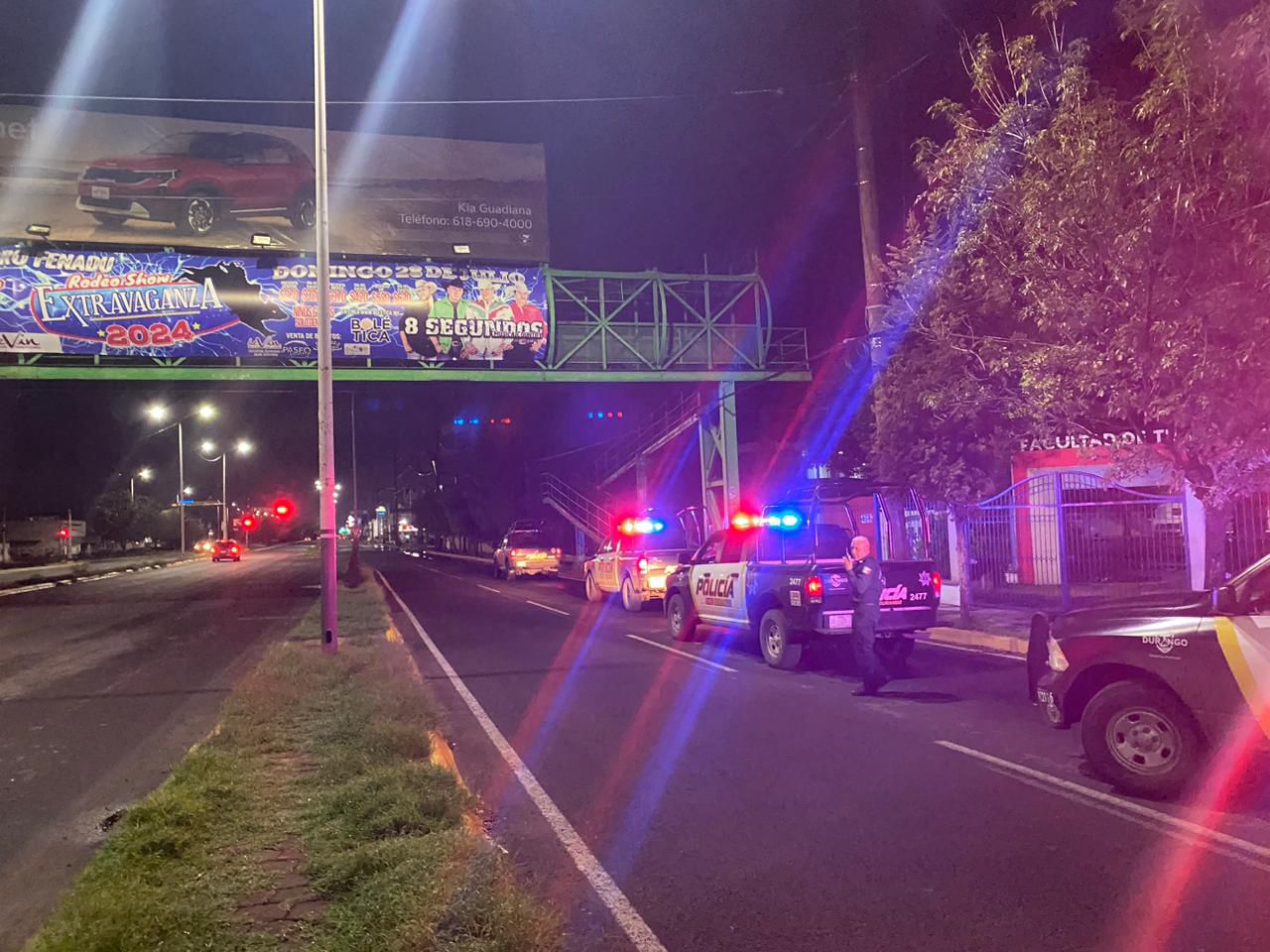 Salvan policías a mujer que buscaba lanzarse de un puente en Durango