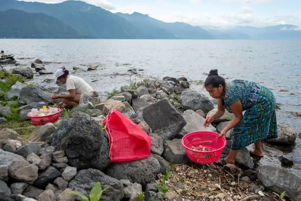 ‘Guardianas’: mujeres mayas limpian paradisiaco lago amenazado por la contaminación