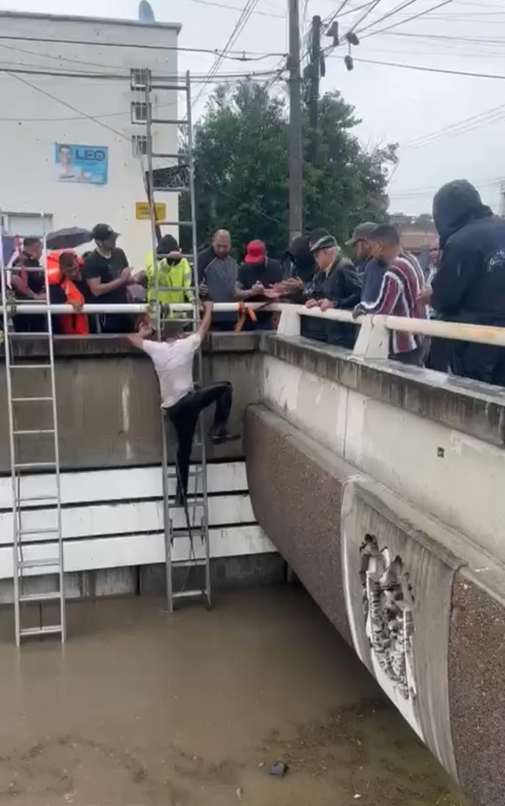 Rescatan a 52 personas durante intensas lluvias en la capital