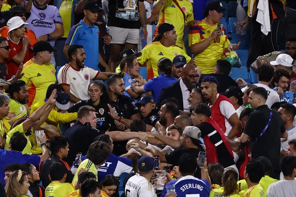 Crisis en el futbol: demencial riña enfrenta a futbolistas y aficionados