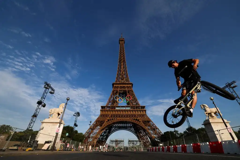 Un ciclista frente a los anillos olímpicos