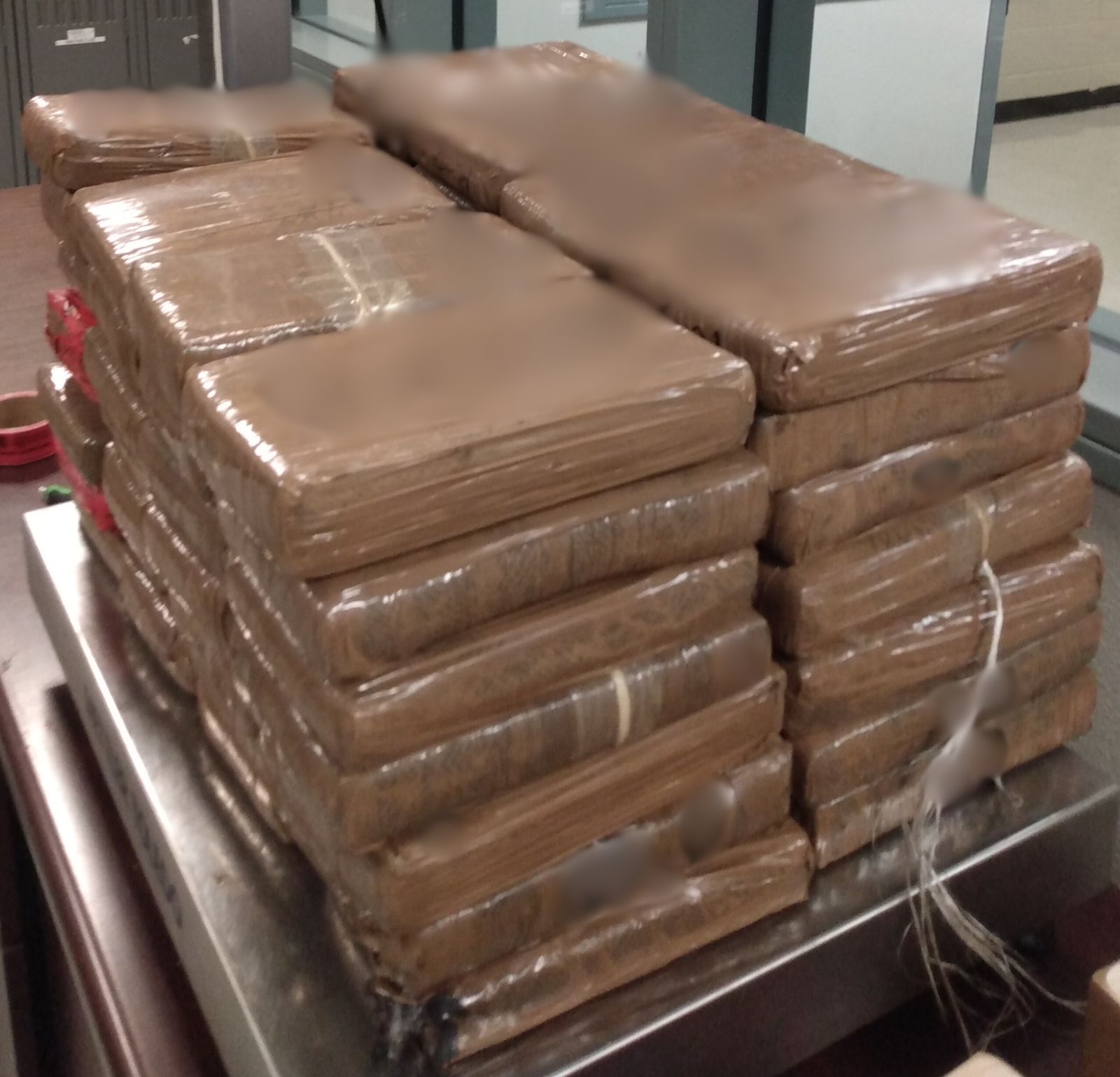 Conductor intentó cruzar a Calexico kilos de cocaína y metanfetamina en chasis de tractocamión