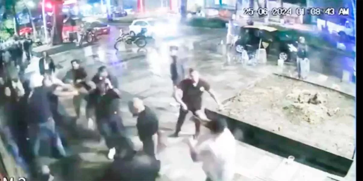 En el bar “El Pre” en Puebla, evidencian agresión de cadeneros a cliente
