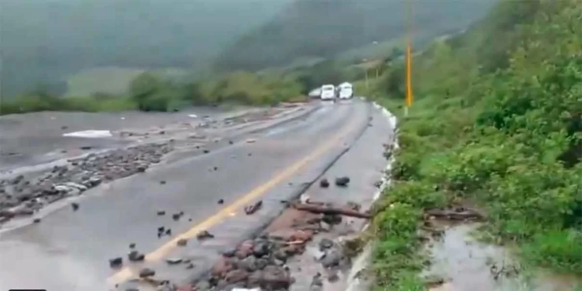Fuertes lluvias causan deslave en carretera Puebla-Orizaba