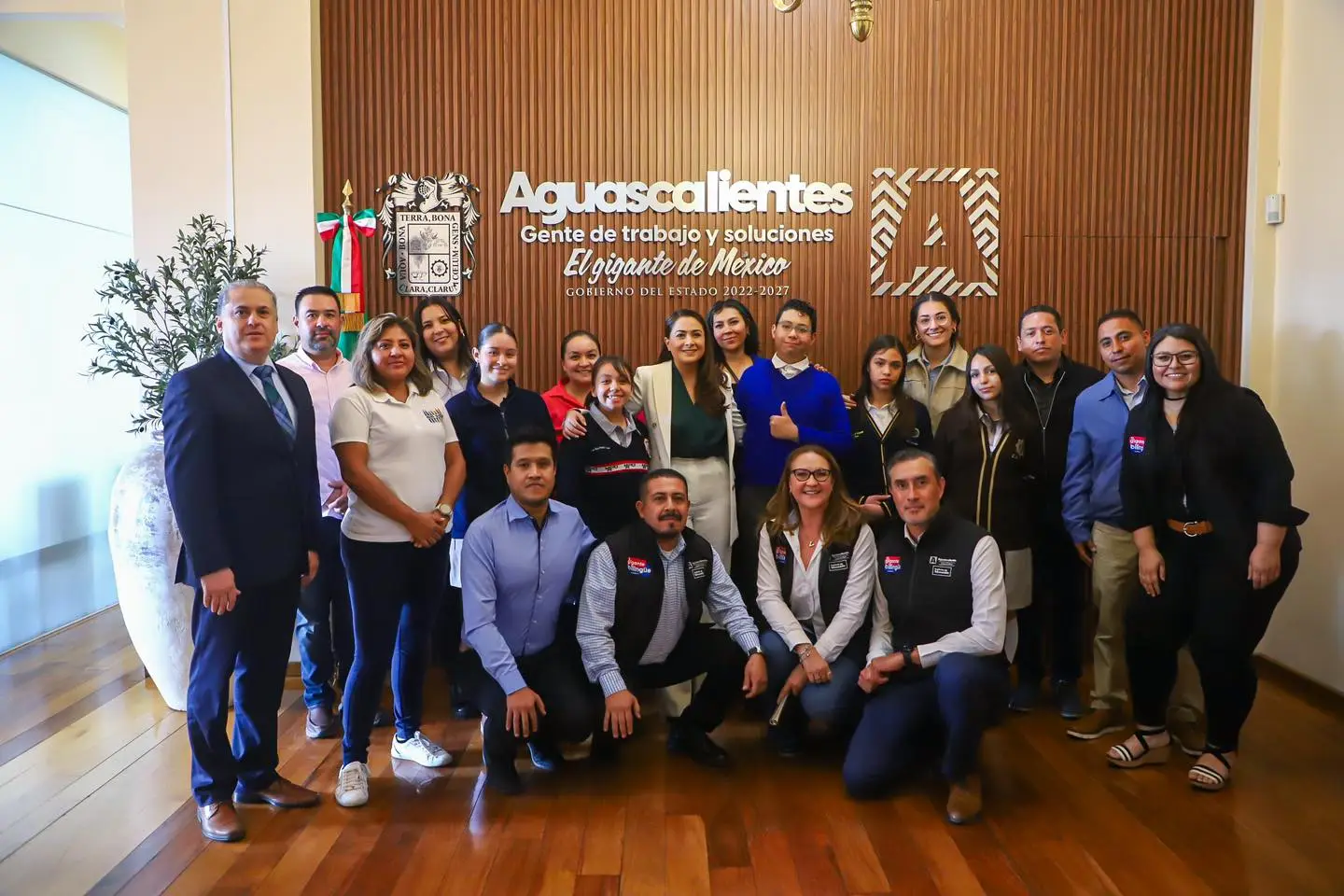Reconoce gobernadora a ganadores de los concursos nacional y estatal de inglés