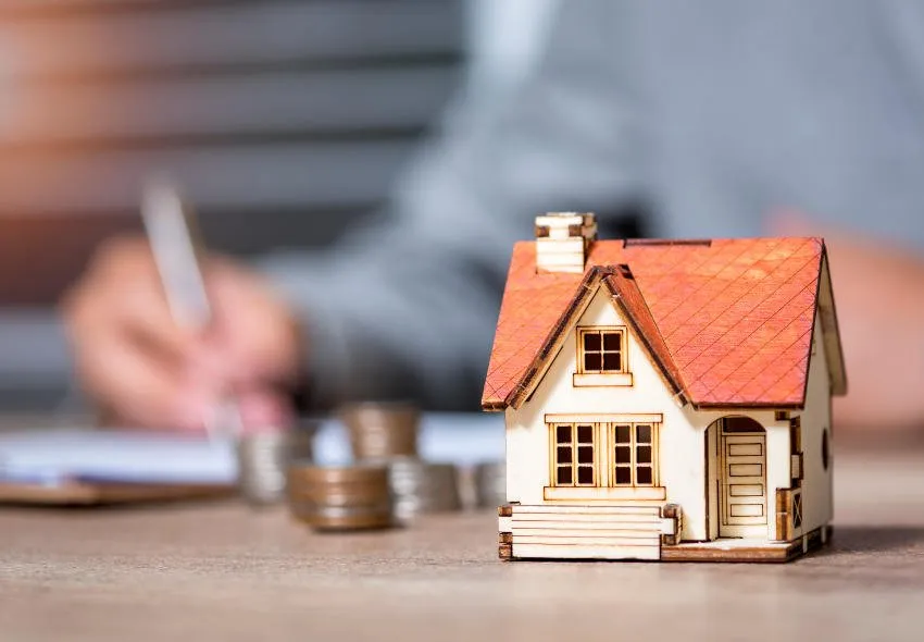 Aseguran funcionarios que no ganan lo suficiente para comprar una casa