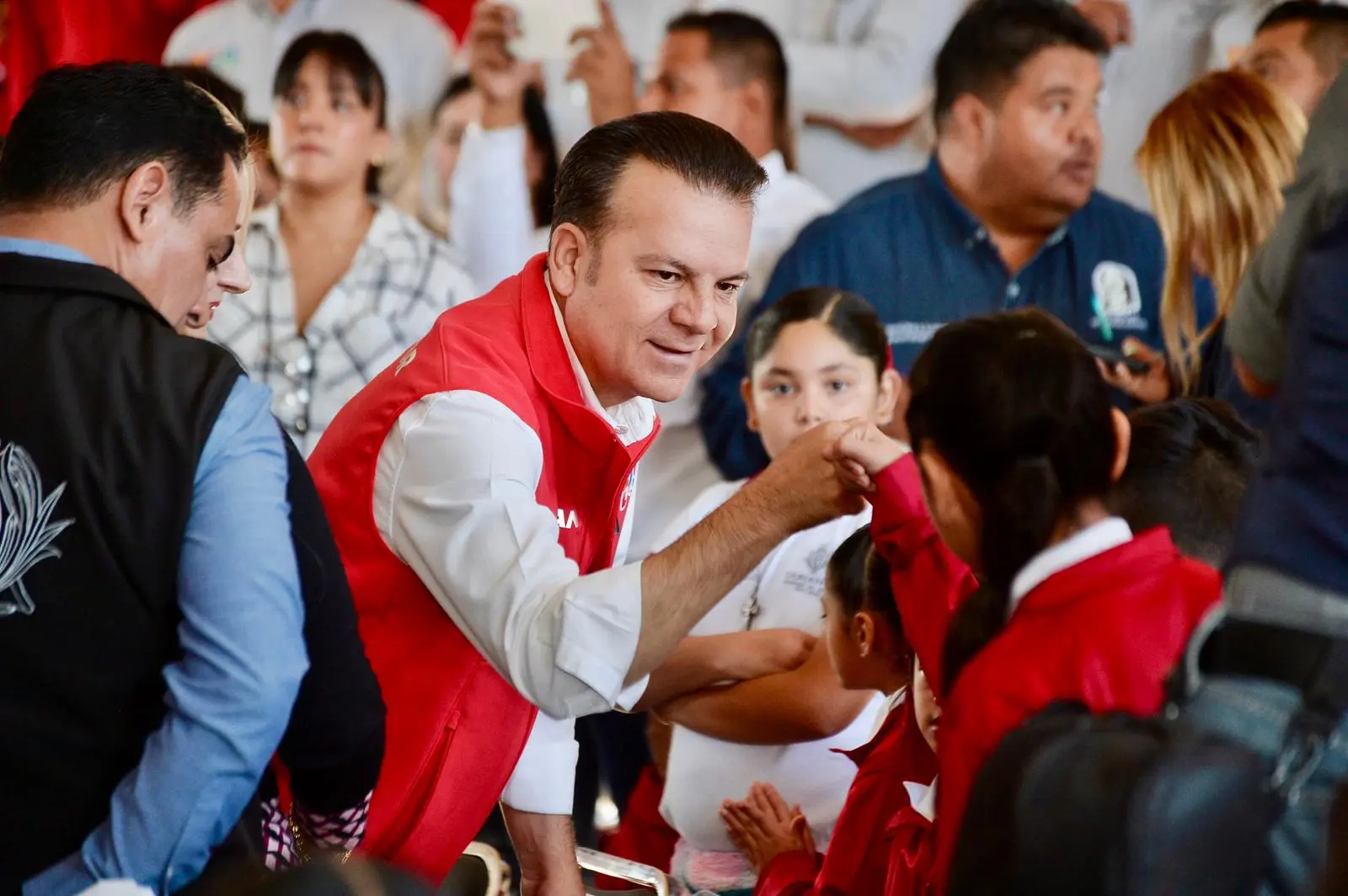 Con uniformes y útiles escolares gratuitos, inicia ciclo escolar en escuelas de Durango