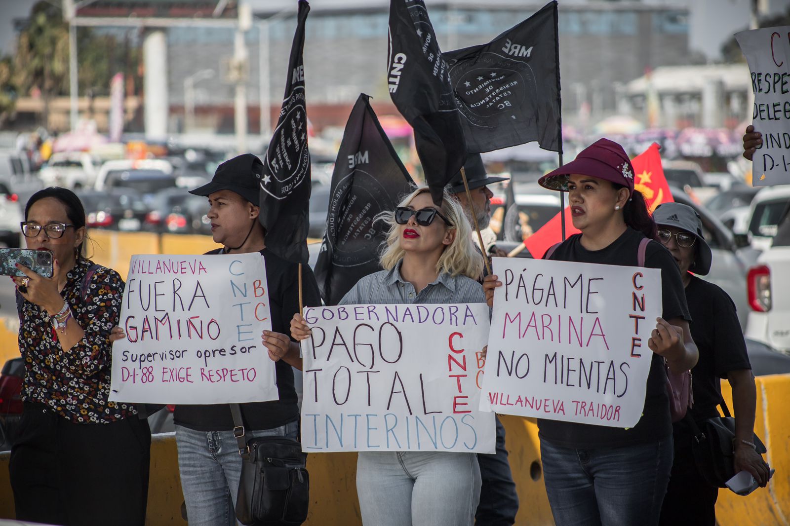 Profesores protestan en la garita de San Ysidro