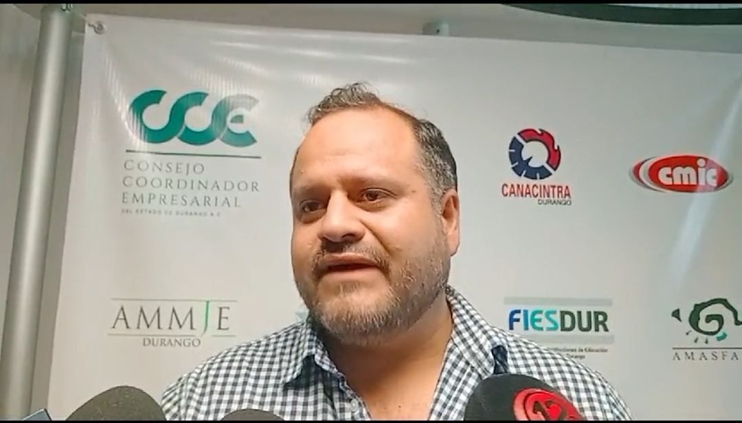 Denuncian que secundaria de Durango obliga a padres a comprar costoso uniforme deportivo