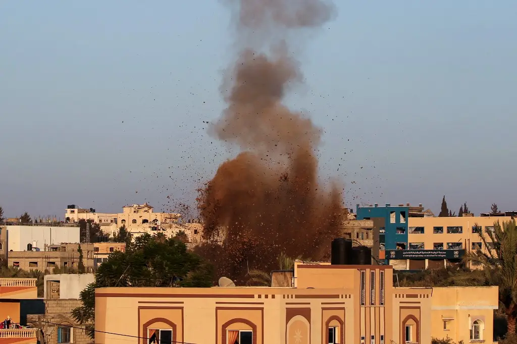 Israel acepta una negociación de tregua mientras lanza ataques mortales en Gaza