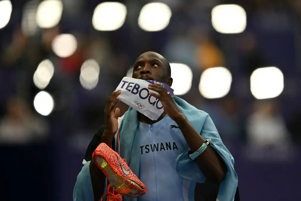 Tebogo le da el primer oro a Botsuana en 200 metros; Lyles corrió con covid y ganó bronce
