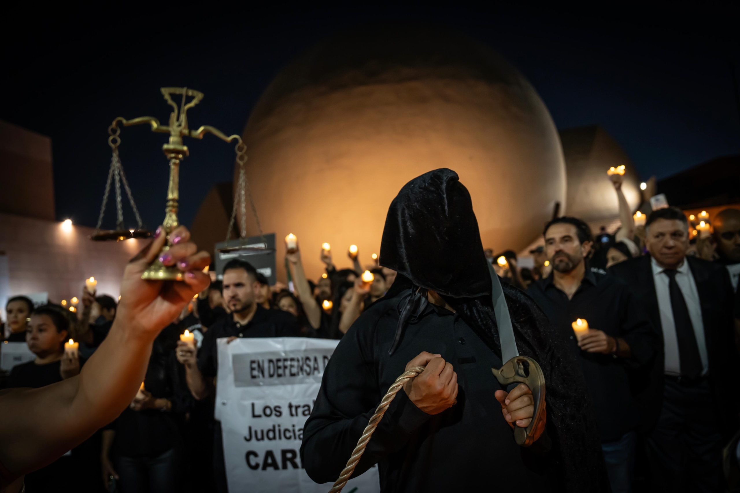 Realizan marcha fúnebre por la reforma judicial