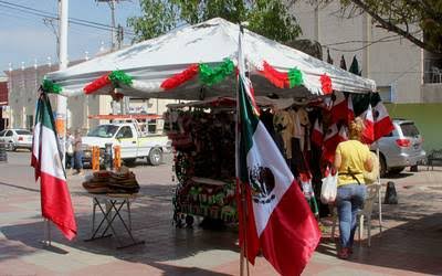 Arranca venta de artículos patrios, y revisan que comerciantes tengan permisos. 