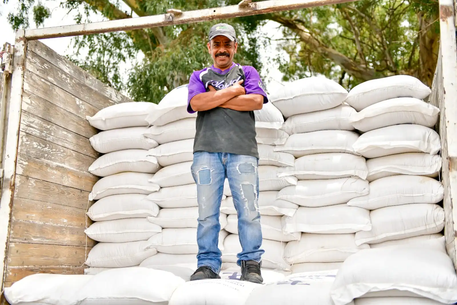 Gobierno entrega apoyos a productores del campo