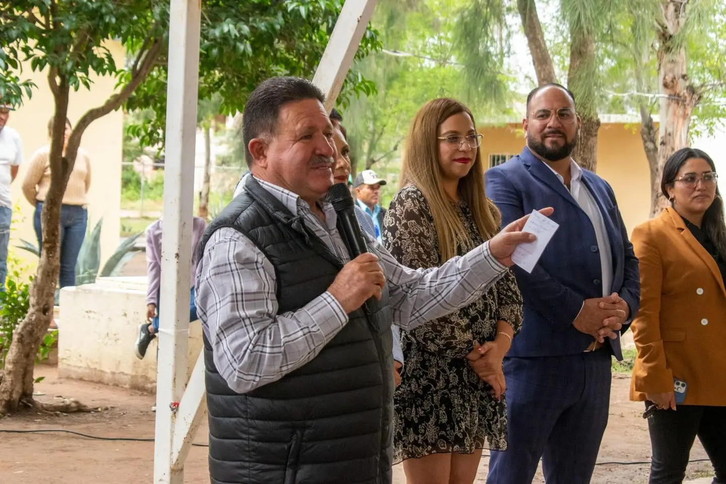 “Yo tengo una para la casa y otra para la parcela”: alcalde de Asientos promueve que campesinos soliciten portar armas