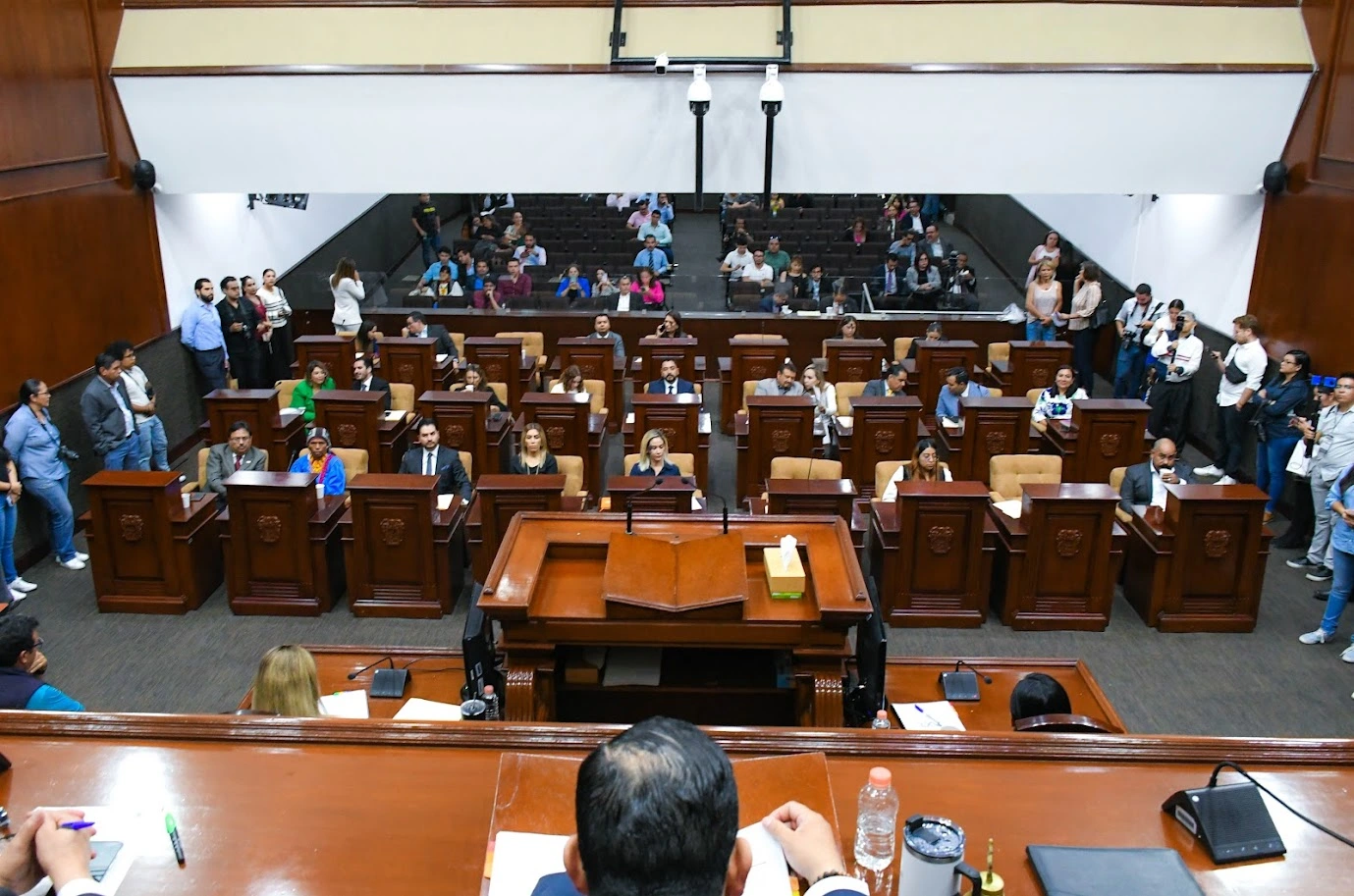 Buscarán diputados de Morena sumar a perredistas en el Congreso