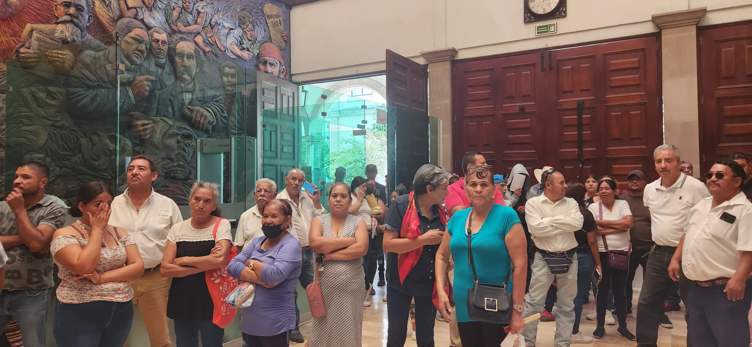 Transportistas se manifiestan en el Congreso, piden regulación de las plataformas en Durango