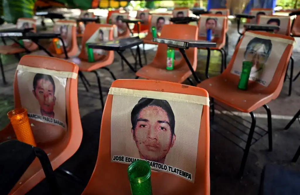 &#8216;Que lo haga una mujer&#8217;: las madres de Ayotzinapa alzan la voz y desafían a Sheinbaum