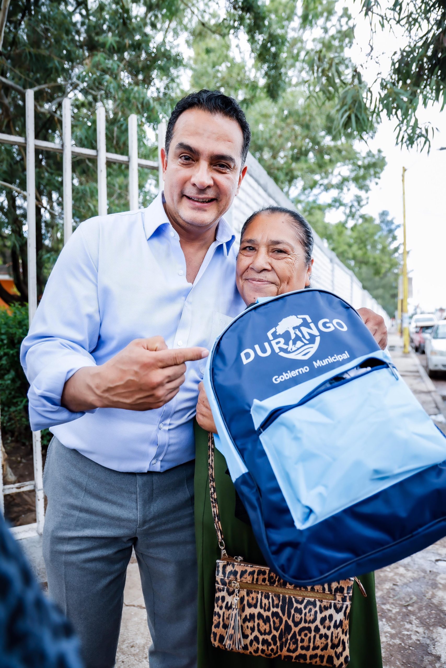 Gobierno municipal de Durango entrega “mochulas” a más de 30 mil alumnos 