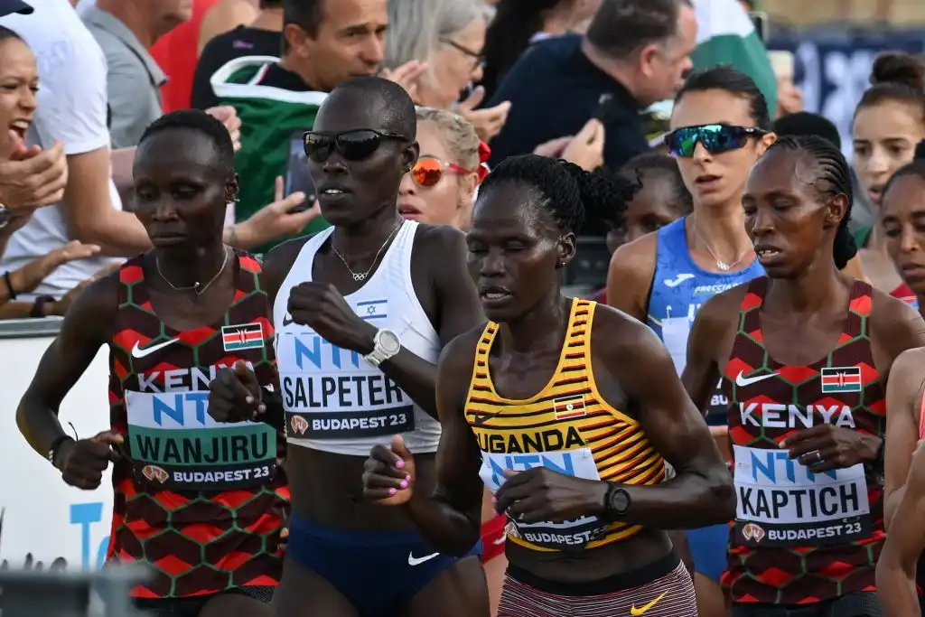 Rebecca Cheptegei, atleta de París 2024, lucha por su vida tras ser quemada por su pareja