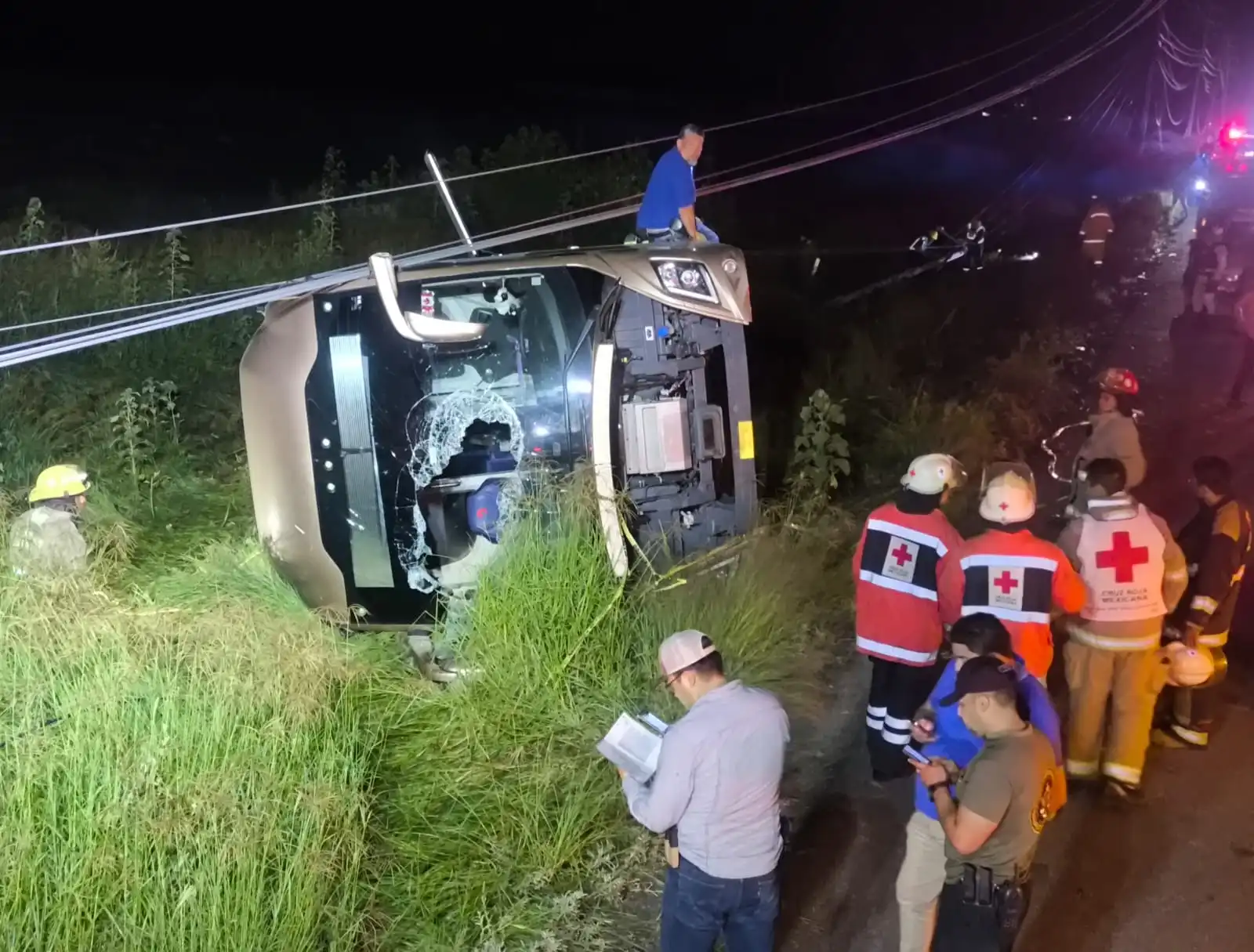 Volcadura de camión de pasajeros deja 3 muertos y 24 lesionados en Aguascalientes