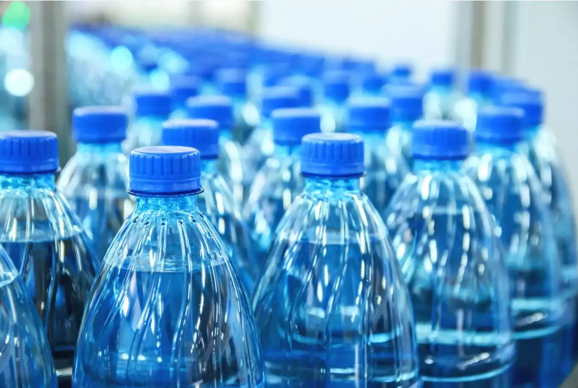Contaminación y daños a la salud se esconden tras la realidad incómoda del agua embotellada