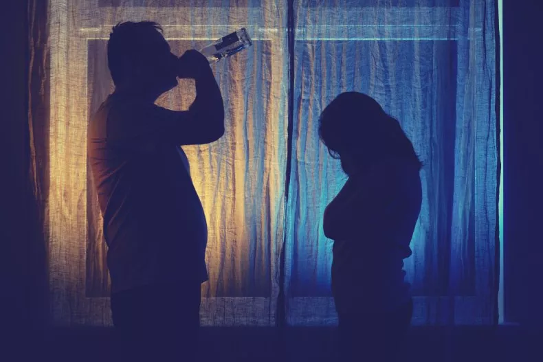 Hombres y mujeres con alcoholismo necesitan distintos tratamientos, dice la ciencia