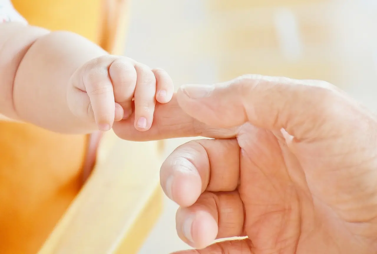 ¿La humanidad debería tener más hijos? La crisis de natalidad amenaza el futuro del mundo