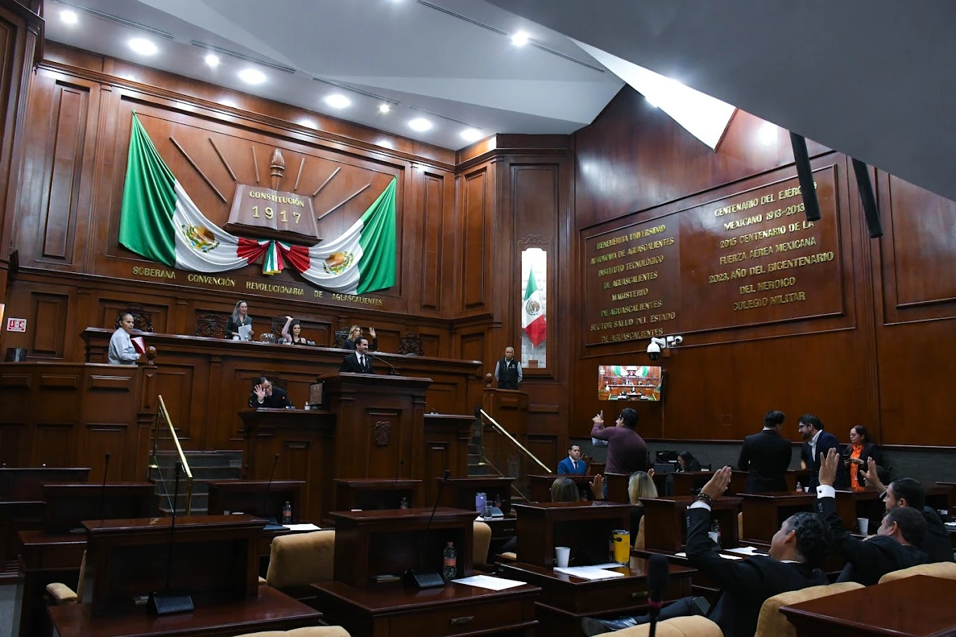 Morena señala rezago de más de 600 iniciativas en el Congreso