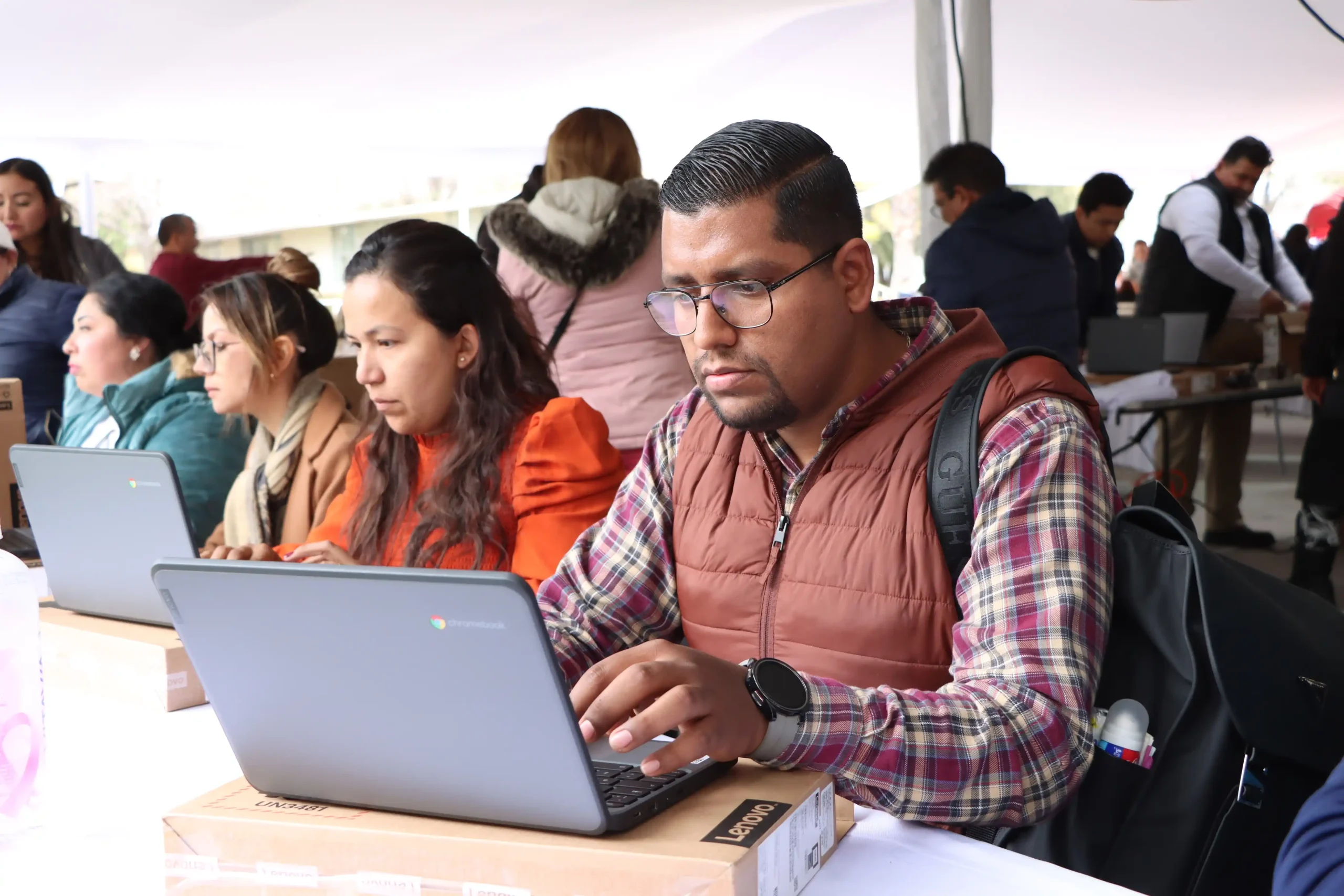 Critican al IEA calidad de computadoras entregadas a maestros en comparecencia