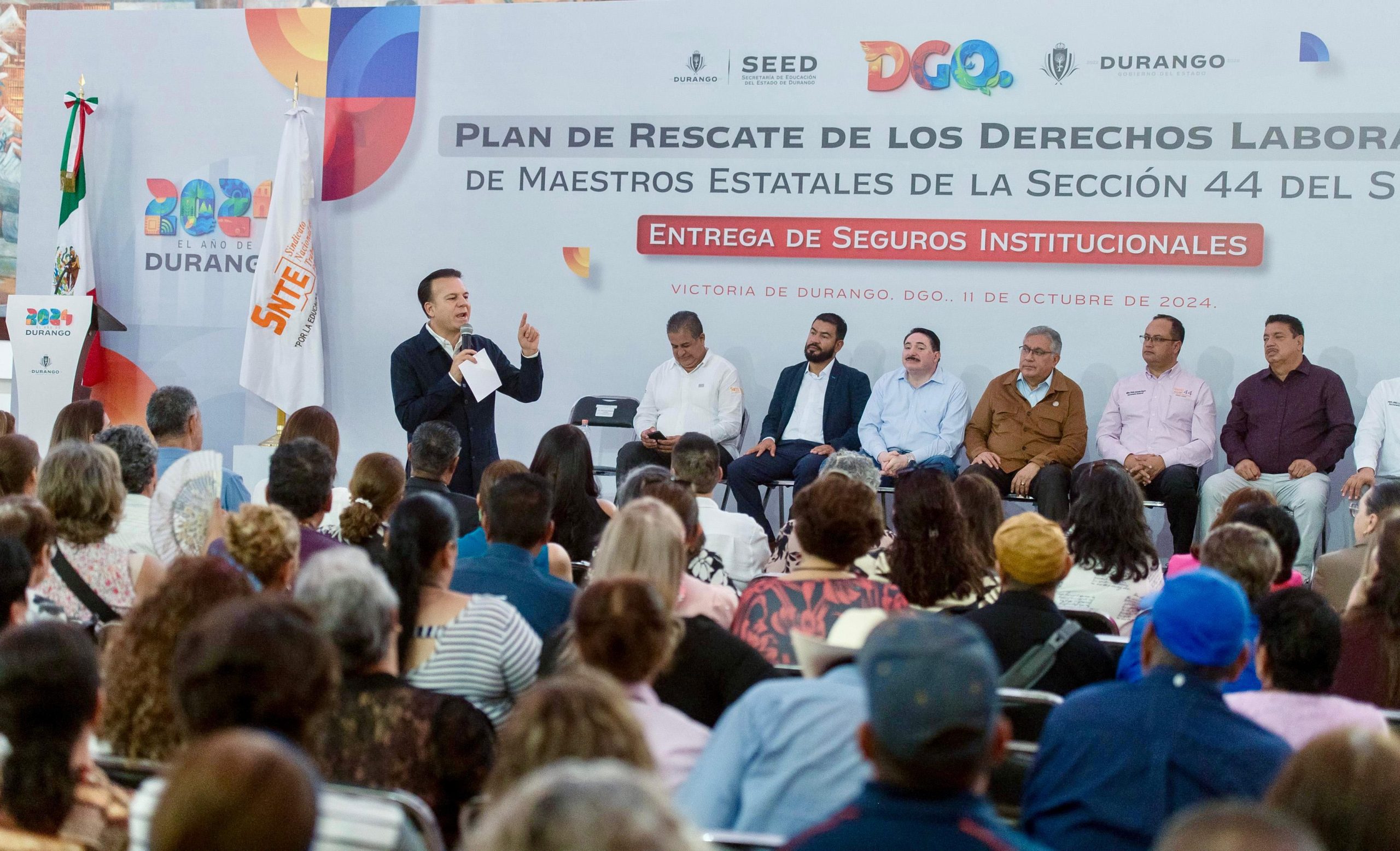 Casi 500 maestros de Durango y sus familias reciben estímulos y seguros de vida