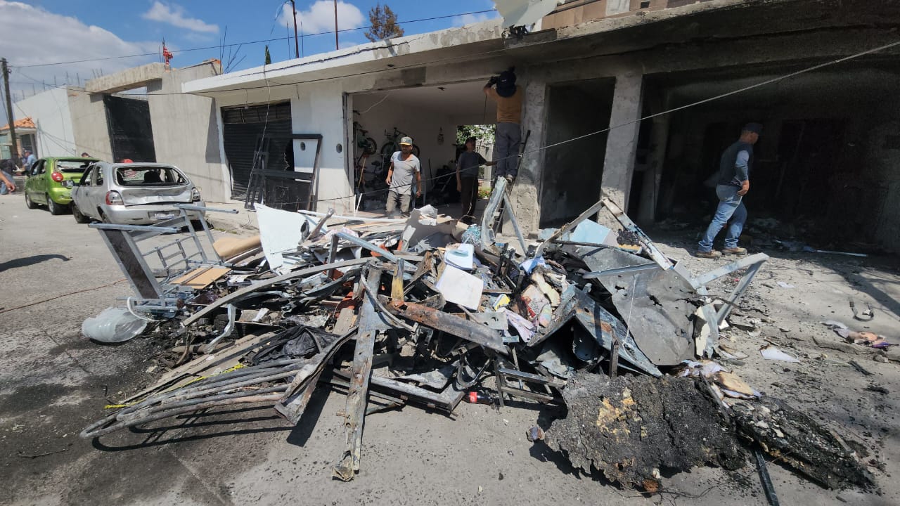 Realizan limpieza y censo de daños tras explosión de coche-bomba en Acámbaro