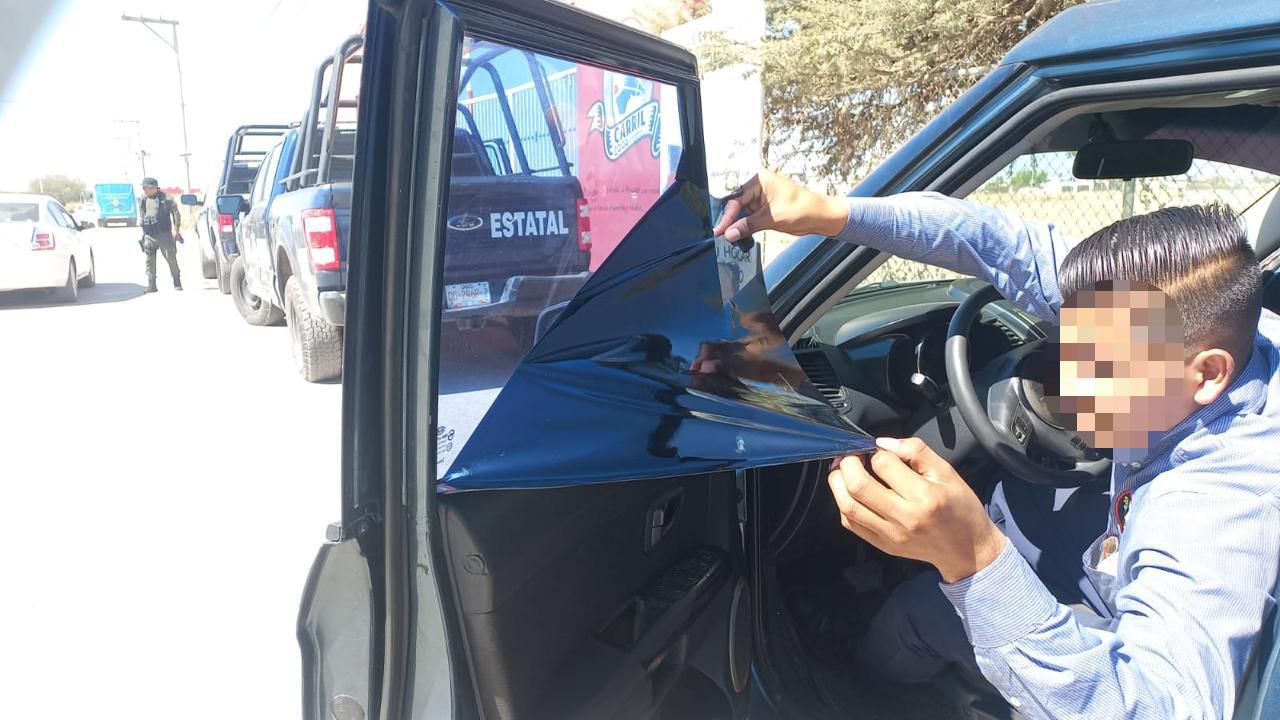 Policías piden en Durango retirar polarizado de vehículos