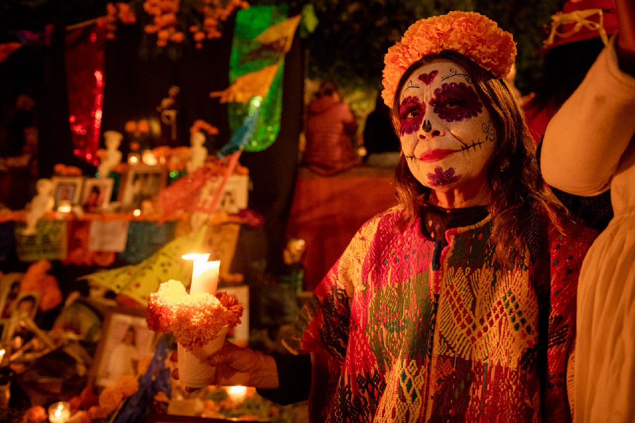 Altares, mega ofrendas, danza y música: vive el Día de Muertos en San Miguel de Allende