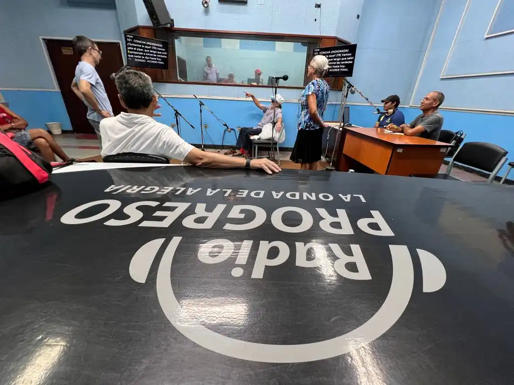 Las radionovelas sobreviven en Cuba entre apagones y plataformas: &#8216;No es un entretenimiento banal&#8217;
